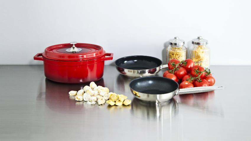 rode braadpan inductie en ingredienten