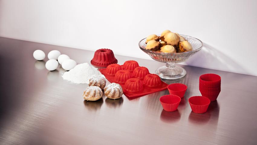 rode siliconen bakvorm met cakejes