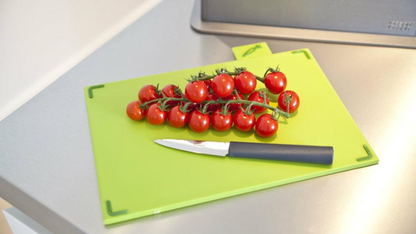 schilmesje op snijplank met tomaten