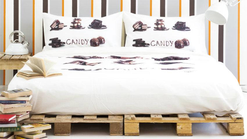 streep behang met bed op pallets