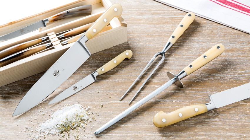 vleesmes met houten handvat naast aanzetstaal
