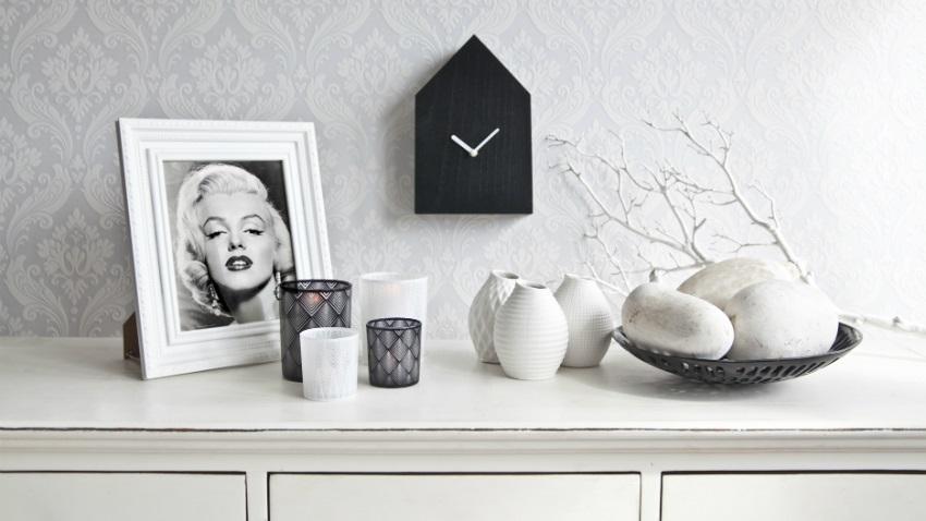 digitale wandklok boven witte commode