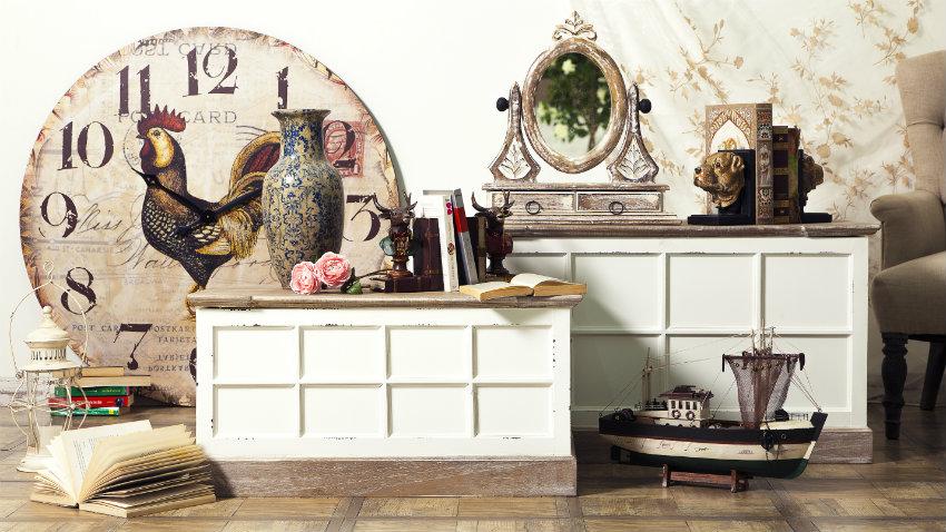 grote klok met brocante kastjes en accessoires
