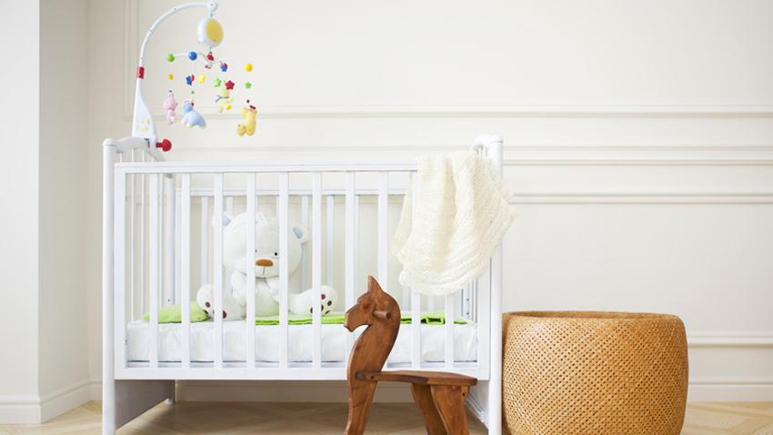 houten babyschommel paardvorm in lichte kinderkamer