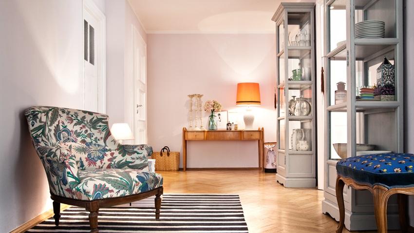 vitrinekast hoogglans wit koloniale woonkamer