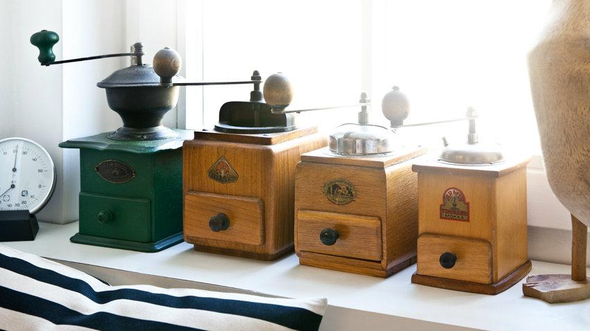 vintage wandkoffiemolen van hout naast raam