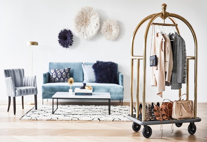 Lage salontafel in grote woonkamer met blauwe bank