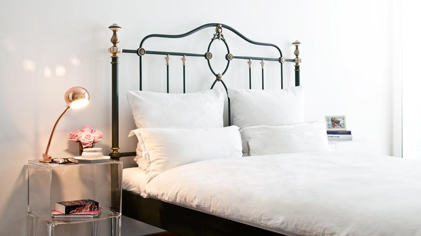 Bedleeslamp brons romantisch bedframe wit kussens dekbed