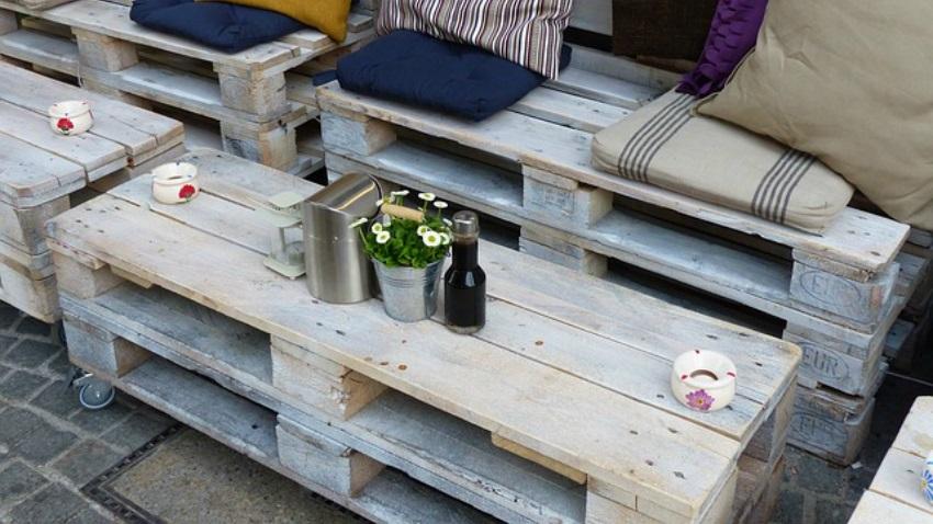 gashaard buiten op terras met pallettafel