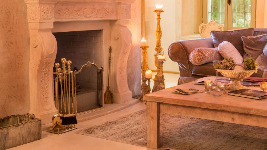 haardmand naast open haard in landelijke woonkamer