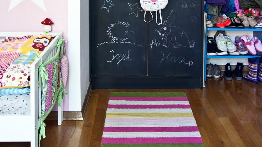 houten glijbaan kinderkamer met krijtmuur