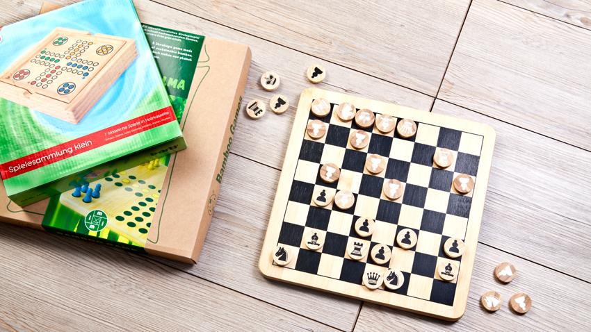 houten hijskraan houten kinderschaakbord op de vloer