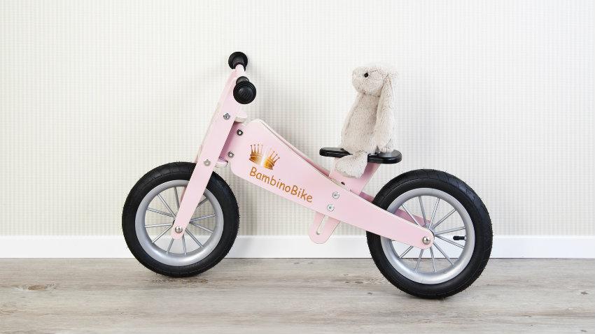 houten loopwagen roze fietsje met knuffelkonijn