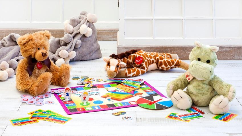 houten treinbaan speelmat in lichte kinderkamer
