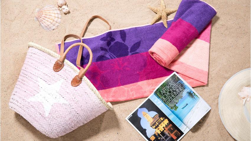 houten zandbak tas handdoek in zand
