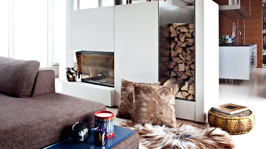 moderne houtkachel in hoogglans inbouw
