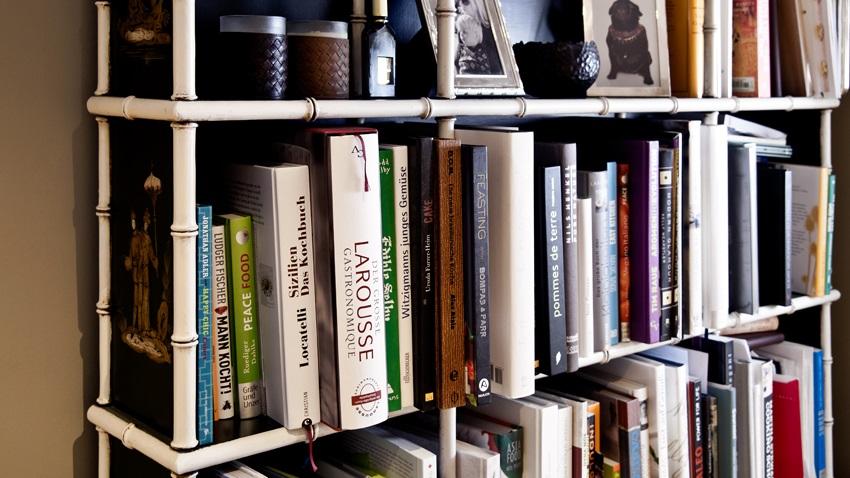 witte bamboelook open wandkast met boeken