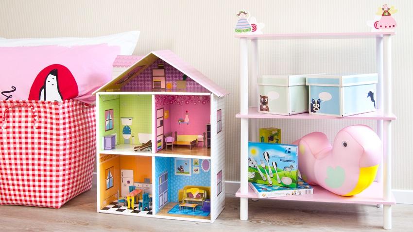 speelgoed garage roze poppenhuis in speelkamer