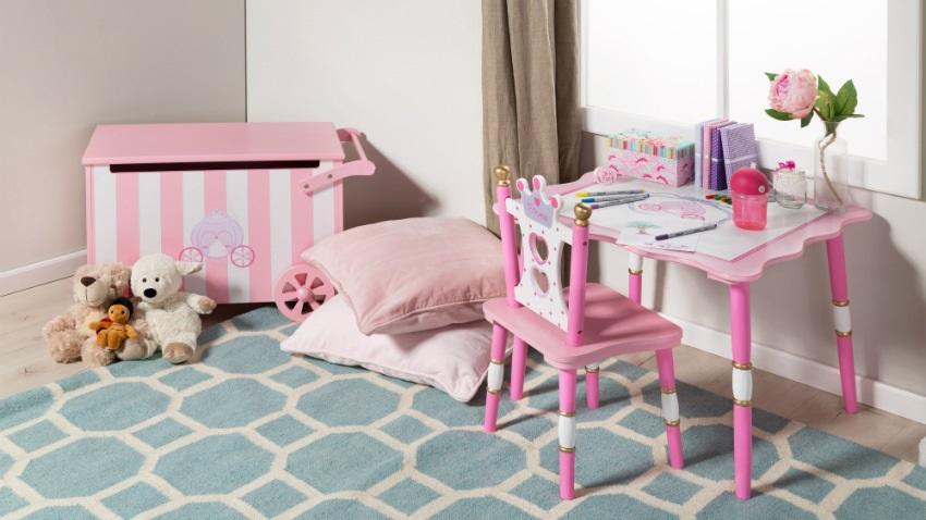 speelgoed piano in roze kinderkamer