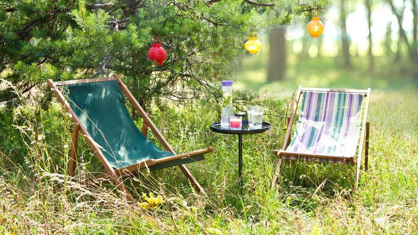 speelhuisje met glijbaan buiten met tuinstoelen