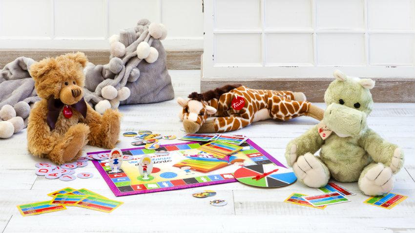 speeltoren knuffels en speelbord in kinderkamer