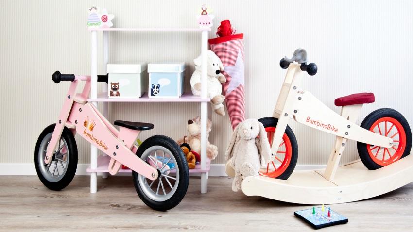 loopfiets motor en hobbelfiets in lichte kinderkamer