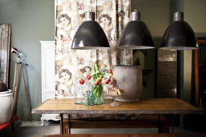 vintage hanglampen boven houten eettafel
