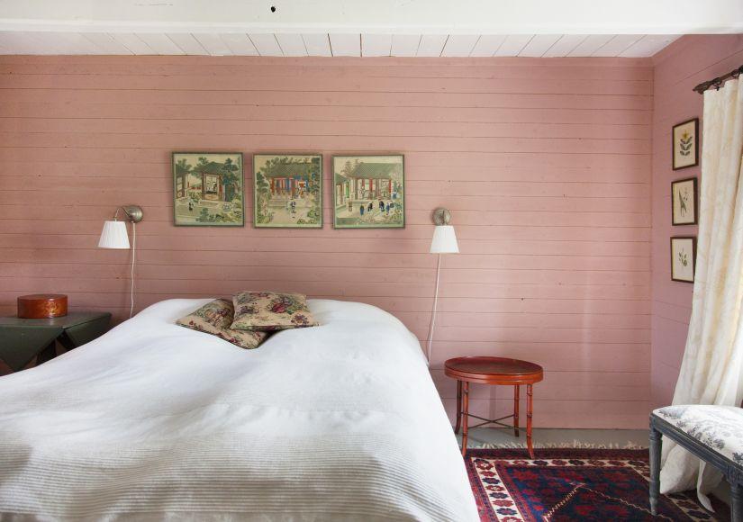 wandlamp met dimmer in landelijke slaapkamer