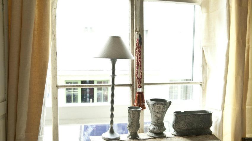 vloerlamp landelijk op brocante bijzettafel