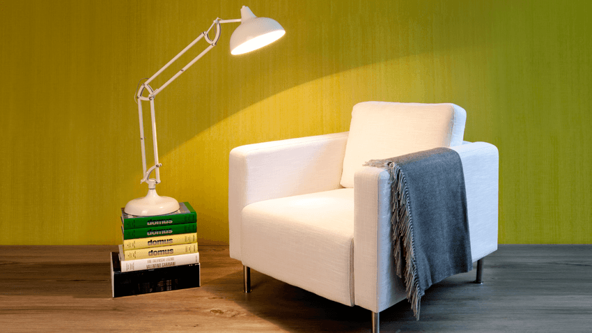 vloerlamp wit naast lichte fauteuil
