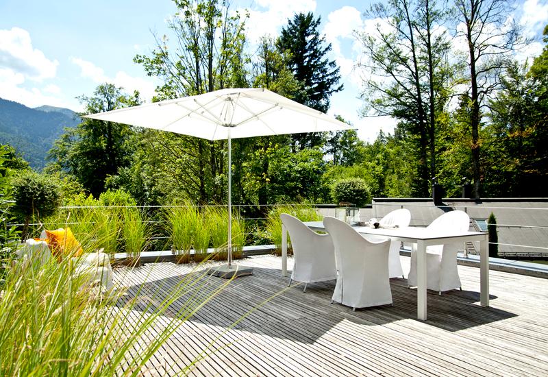 Grote witte tuintafel in groene tuin