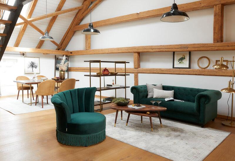 groene chesterfield bank in een woonkamer