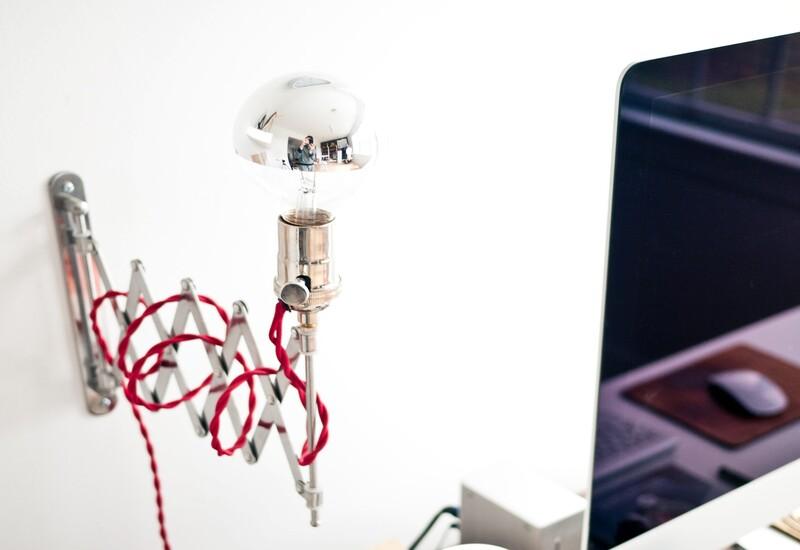 Uittrekbare wandlamp boven een bureau