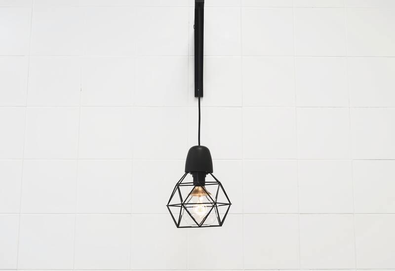 Zwarte wandlamp aan witte muur