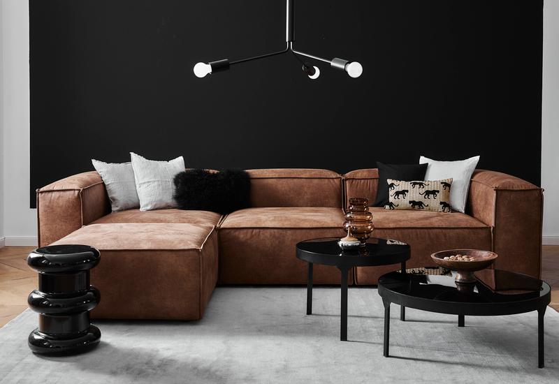 hoekbank cognac in woonkamer
