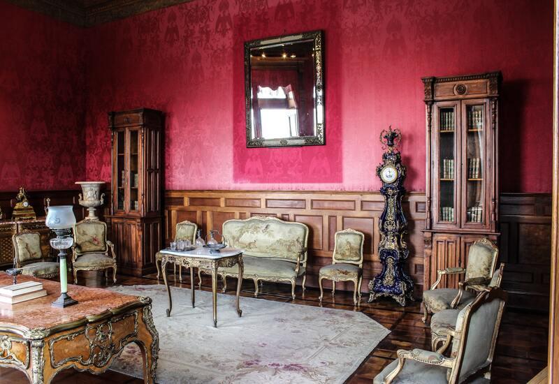 Antieke salontafel in klassiek ingericht huis