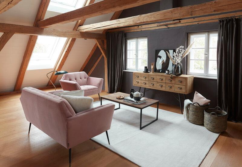 Robuuste salontafel van hout in woonkamer