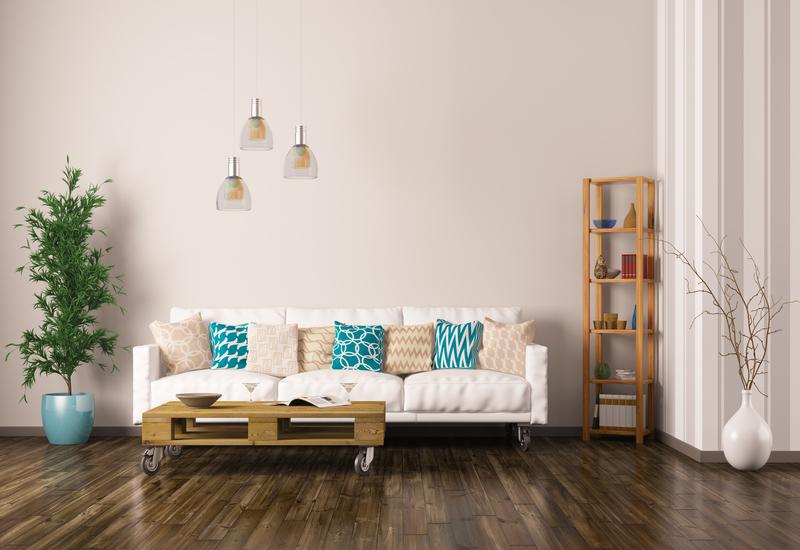 Bruine pallet salontafel op wieltjes in woonkamer