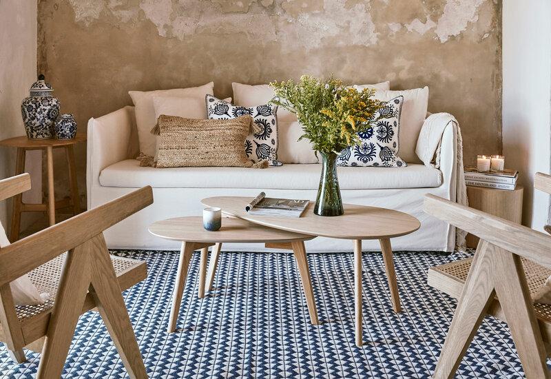 Set van twee houten salontafels