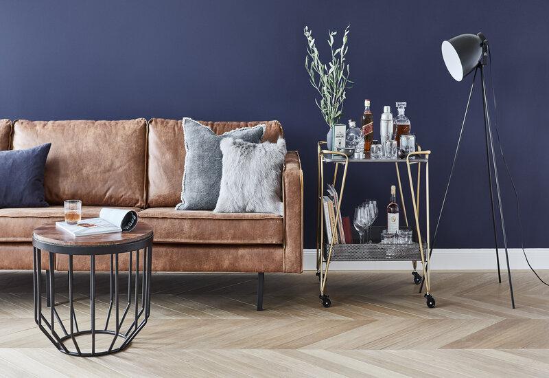 Ronde teak salontafel in woonkamer