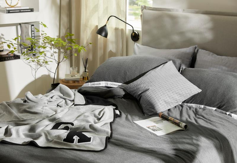 zwarte Wandlamp in een slaapkamer