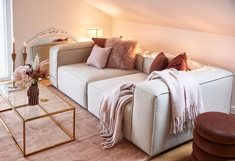 salontafel goud met beige bank en rode kussens