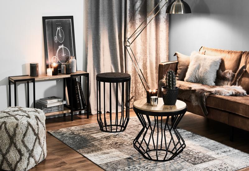 Salontafel industrieel met zwarte metalen poten en hout blad