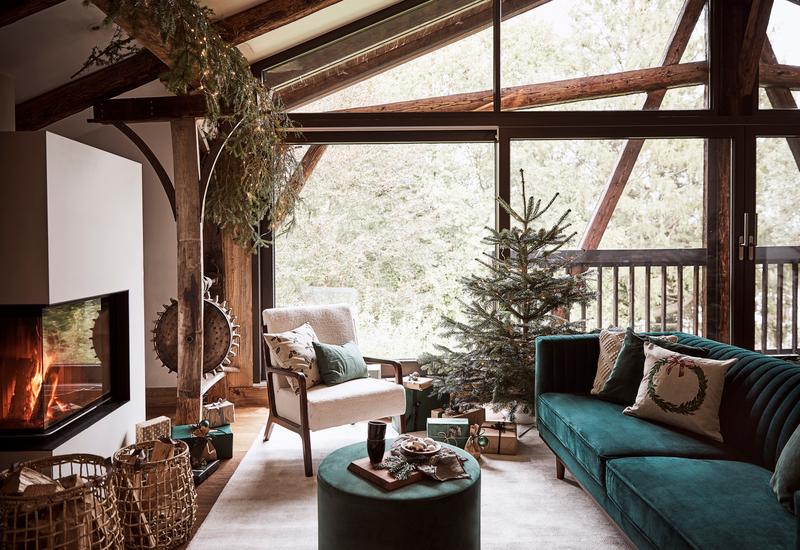 Houten kerstboom in rustieke woonkamer