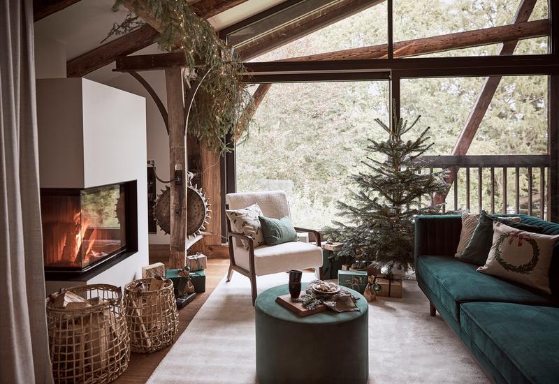 Rustieke woonkamer met kerstboom op standaard