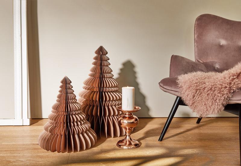 Twee roze papieren kerstbomen