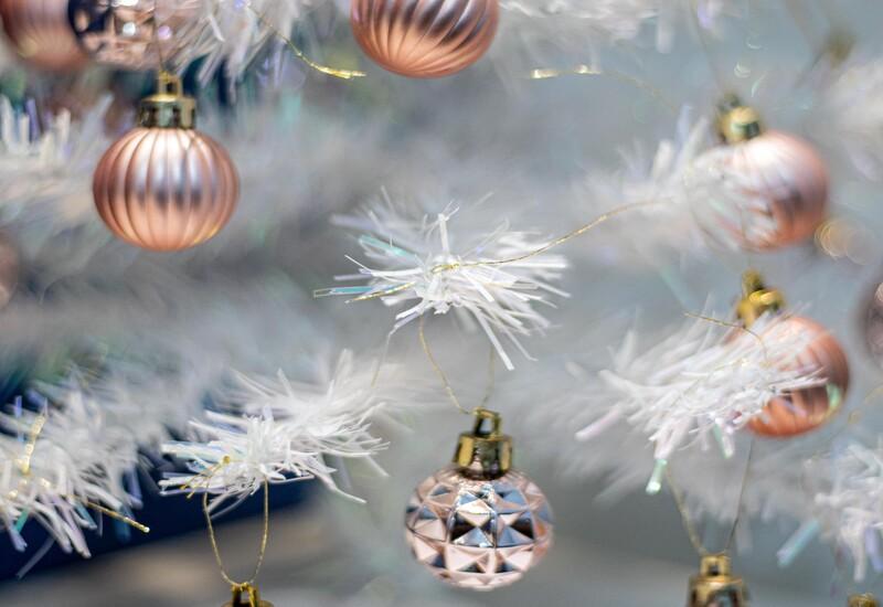 Witte kerstboom met gekleurde kerstballen