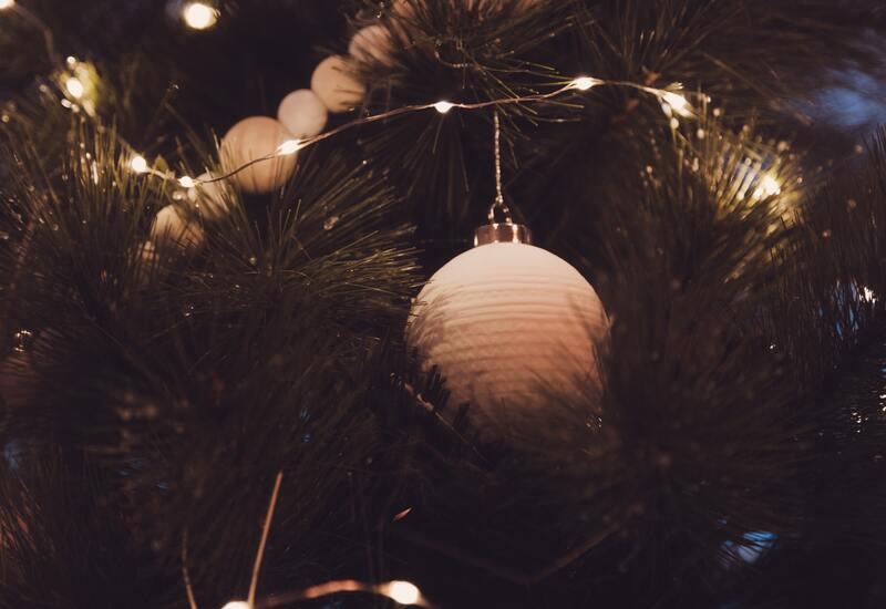 Houten kerstballen in een kerstboom
