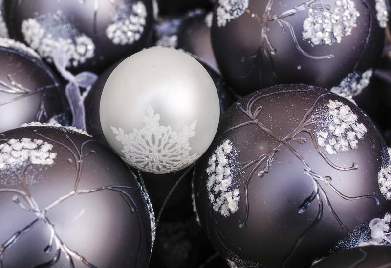 Paarse kerstballen in verschillende tinten