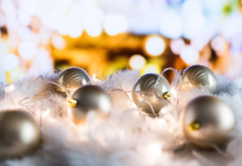 Zilveren kerstballen met lichtjes